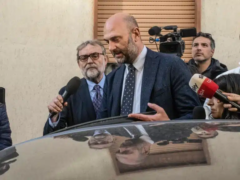 Tentata estorsione, la conferenza stampa e i dettagli. «Dateci 100mila euro o salta tutto». Tre arresti a Messina