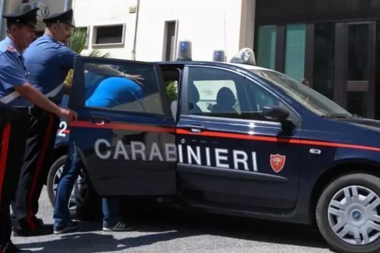 Crotone, si prostituivano in auto davanti ai figli: in manette sei persone