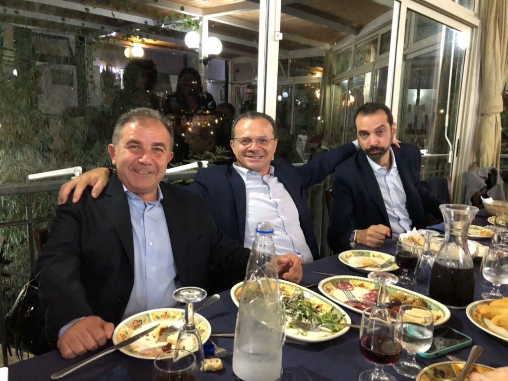 Doppia nomina di Campagna, scontro frontale tra Pietrafitta e Basile. Il consigliere non ci sta: "Dileggiare chi chiede chiarezza non è corretto" 3 Campagna, De Luca e Basile a cena a Taormina