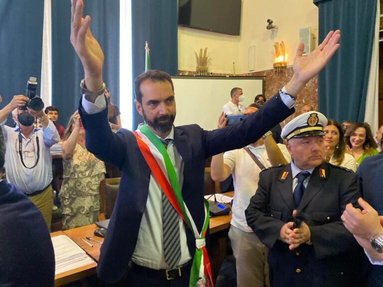 I "pacchi" di Natale del Sindaco Basile: Messina tra frenesia immobiliare, manutenzioni da pagare e giovani che se ne vanno