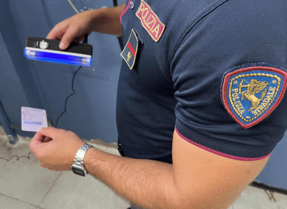 Polstrada Messina, A18, cittadino srilankese con patente straniera falsa. Denunciato, fermo amministrativo mezzo e multa da 5 mila euro 1 controllo patente falsa polstrada