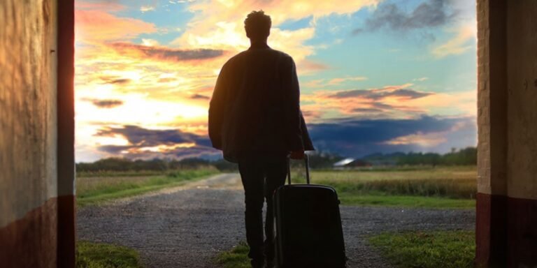 Fuga dalla Sicilia, l'81% dei giovani non vede un futuro. Il report: «A pesare non è solo la disoccupazione, ma il clientelismo»