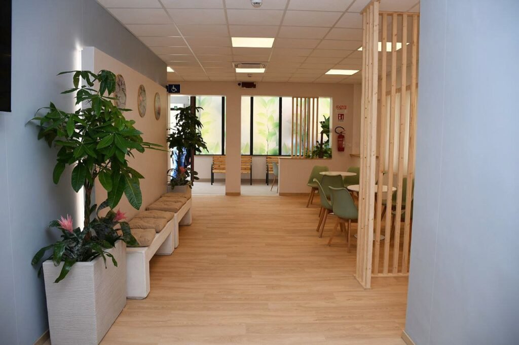 Siracusa, inaugurato Pronto soccorso dell'Umberto I. Schifani: «Impegnati a migliorare sanità siciliana» 2 la sala dattesa del pronto soccorso Umberto I