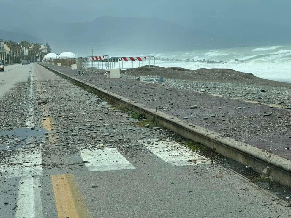 Capo d'Orlando (Me) - Richiesta di Conferenza dei Capogruppo: Crolla un altro pezzo di marciapiede nella frazione San Gregorio 1 lungomare senza ringhiera
