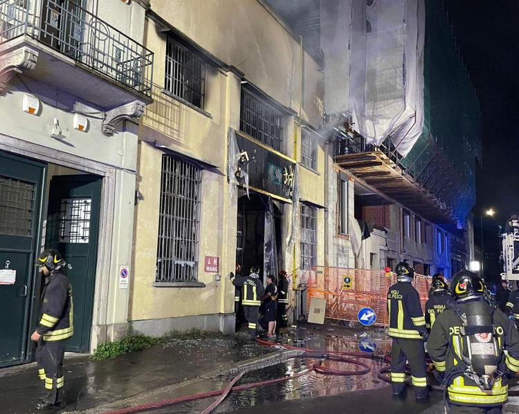 Milano, incendio in un emporio cinese: morti tre ragazzi 1 milano incendio
