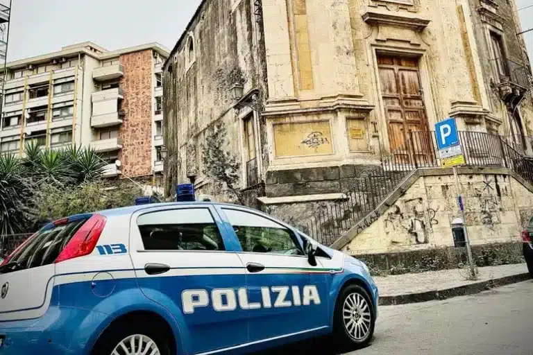 Posteggiatore abusivo aggredisce agenti, 'sbirri vi ammazzo'