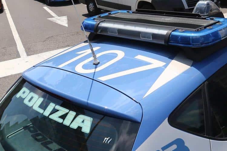 Lui le ruba la borsa, lei lo investe con l'auto e lo uccide 1 polizia auto6 ftg