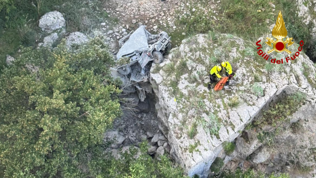Alcara Li Fusi, jeep precipita in dirupo, un morto e un ferito 2 vigilfuoco reparto volo1