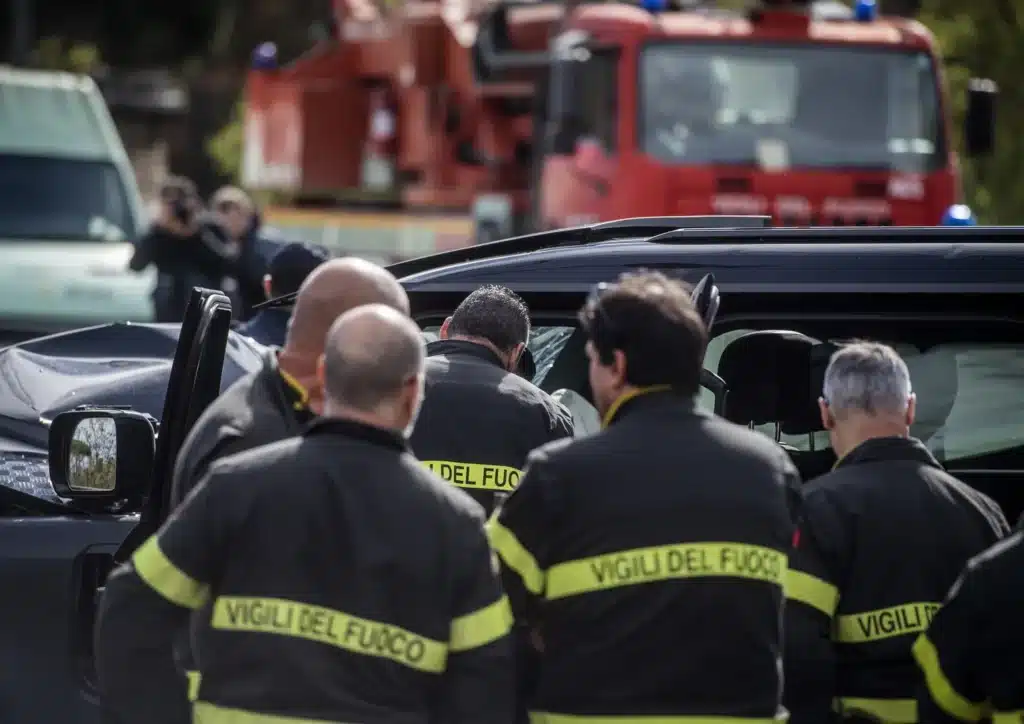 Una donna si barrica in casa con 6 bombole di gas e minaccia di farsi esplodere 2 vvff donna barricata marsala gas