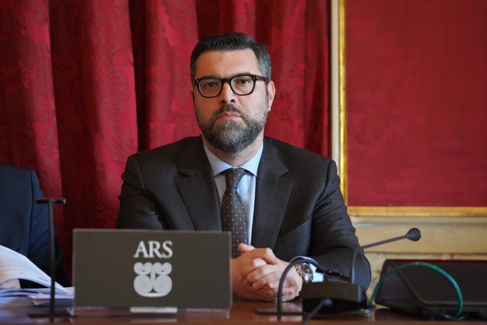 Aumento stipendi partecipate, De Luca M5S Ars: “Maggioranza in frantumi e ridicolizzata. Niente regalo ai trombati della politica” 1 AntonioDeLuca