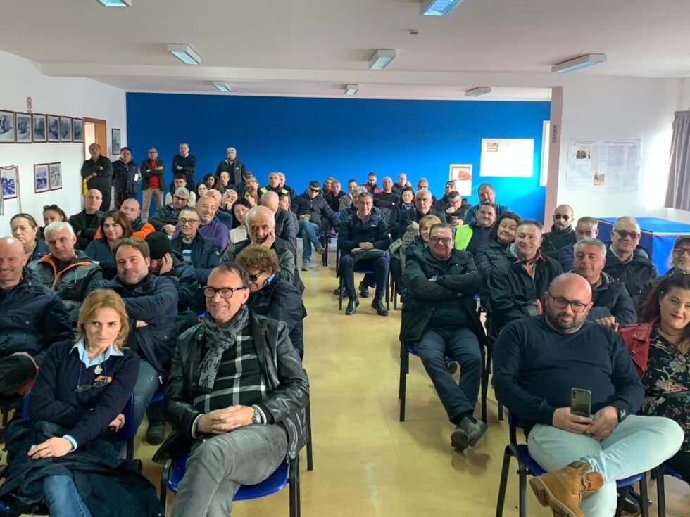 ATM: Blindato anche il referendum. Fit CISL, FAISA CISAL e ORSA "Organizzato in forma 'privata' dai sindacati che con ATM S.p.A. hanno condiviso e concluso la trattativa" 1 Assemblea Atm lavoratori