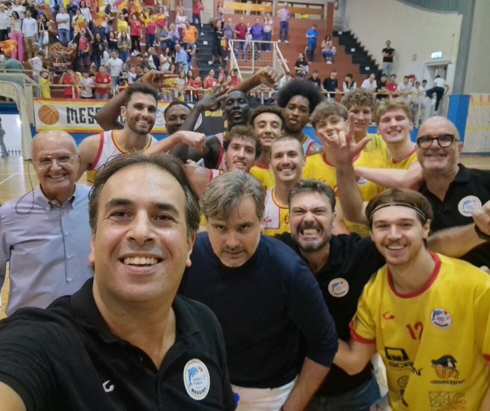 BASKET SCHOOL MESSINA-VIRTUS MATERA 72-62. CRONACA E TABELLINO 1 Basket School Messina Virtus Matera Il consueto selfie di fine partita