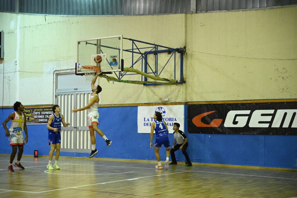 BASKET SCHOOL MESSINA-VIRTUS MATERA 72-62. CRONACA E TABELLINO 2 Basket School Messina Virtus Matera Un canestro di Mario Tartaglia