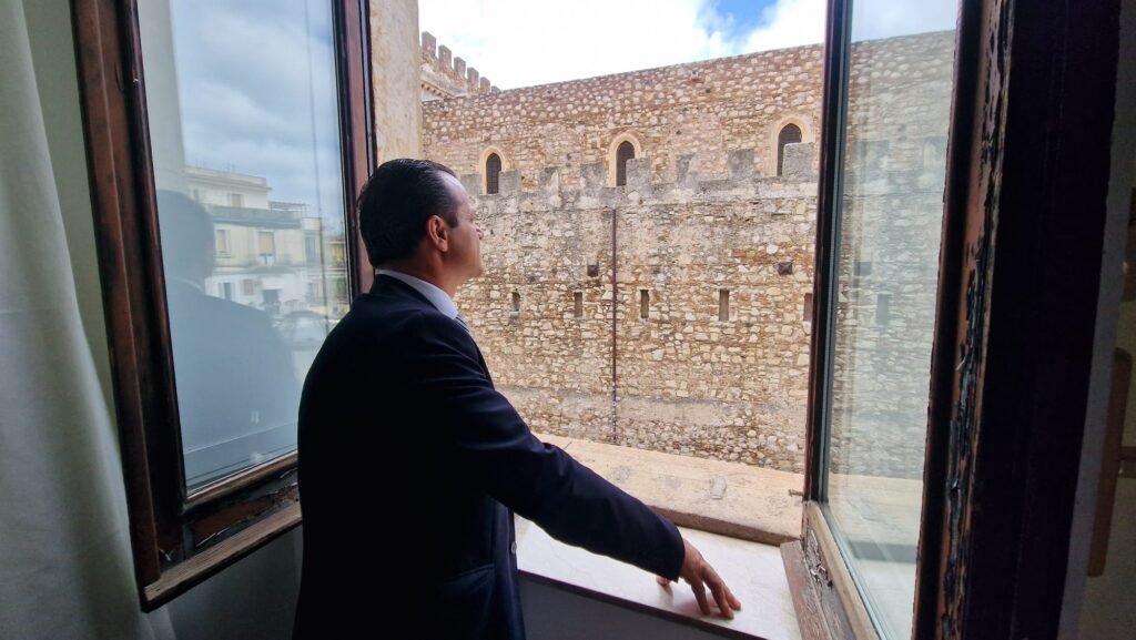 Taormina: "Miracolo" al Circolo del Tennis. Italia Viva, "Dallo sgravio alla TARI, De Luca folgorato da Sinner?" 3 Taormina De Luca alla finestra di Palazzo dei Giurati
