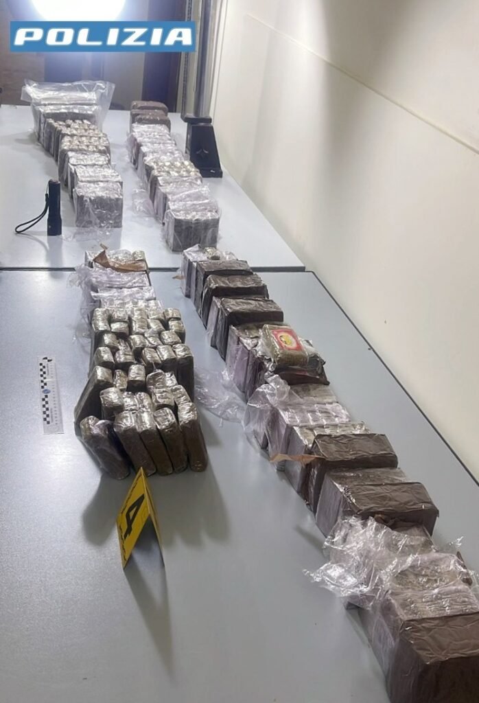 ANTIDROGA MESSINA. 37 KG DI HASHISH, 2 PISTOLE CLANDESTINE E MUNIZIONI NASCOSTI IN UN’AUTO DI LUSSO. LA POLIZIA DI STATO ARRESTA 50ENNE PALERMITANO. INDAGATO 26ENNE SRILANKESE, IN POSSESSO DI 100 GRAMMI DI MARIJUANA 3 IMG 20241016 WA0003