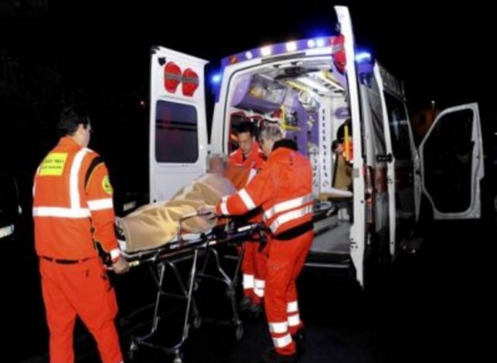Perde la vita in sella alla moto Giuseppe Ingemi. Tragedia sotto la statua del Nettuno 2 ambulanza 1