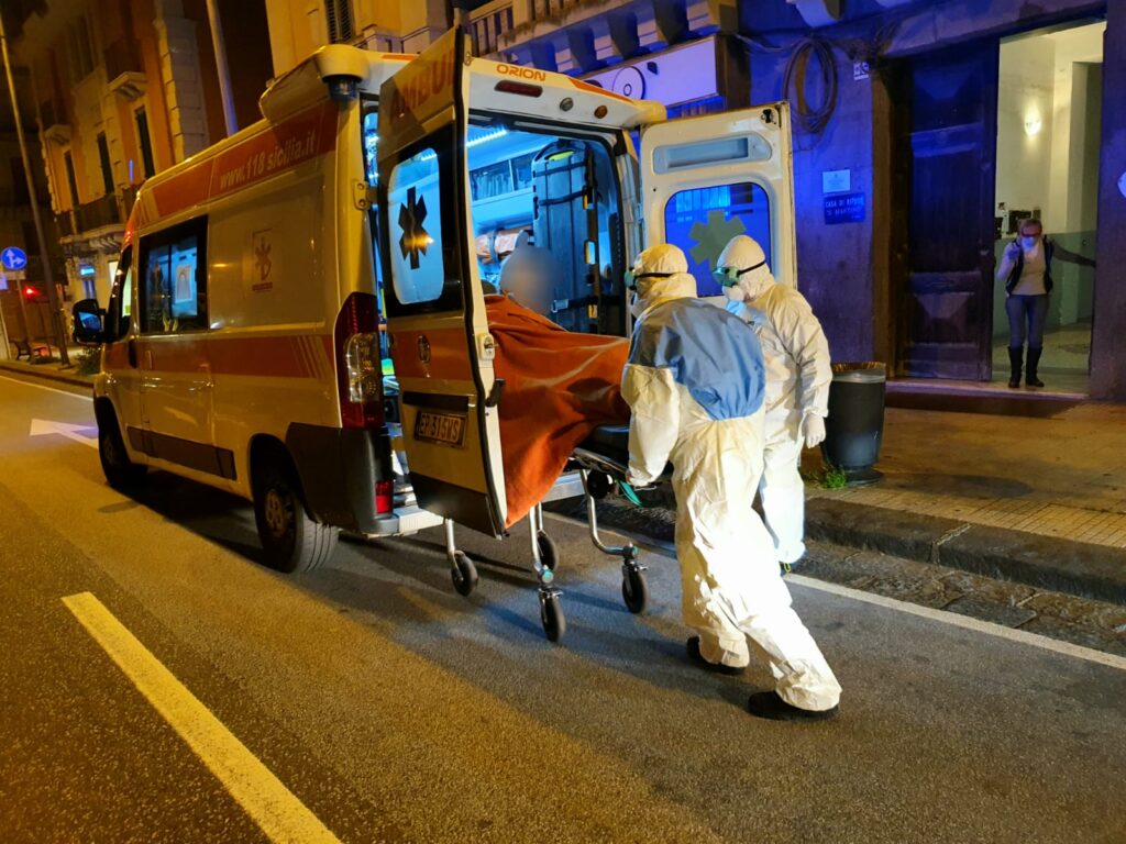 Covid - In Sicilia oggi 877 nuovi contagi e 29 vittime. A Messina 243 prima per nuovi positivi e una vittima. Era vaccinata. 2 ambulanza covid messina