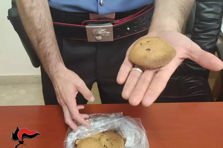 Offre biscotti fatti con droga alla madre, donna ricoverata 57 biscotti marijuana