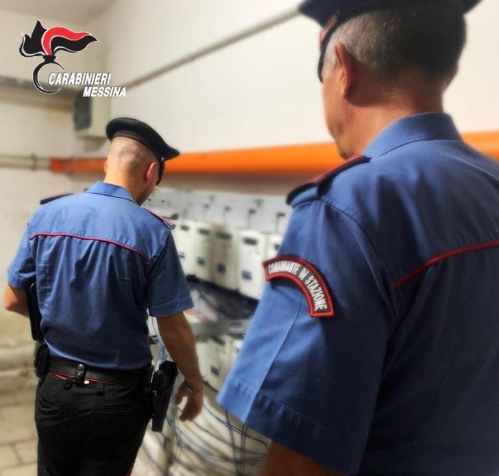 Scoperti diversi allacci abusivi alla rete elettrica pubblica in due complessi residenziali a Camaro e Giostra. 20 persone denunciate dai Carabinieri. 1 cc enel allacci
