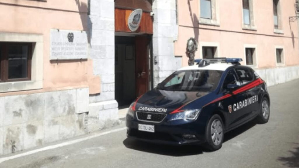 Taormina (ME): Brucia rifiuti pericolosi a ridosso dell’autostrada, 72enne denunciato dai Carabinieri. 2 cc taormina stazione