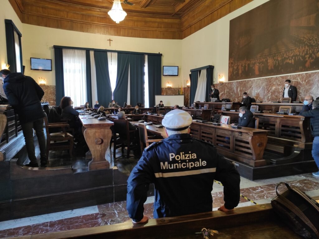 Il Sindaco Basile cede la delega alla Polizia Municipale all'assessore Cicala 2 consiglio comunale polizia municipale