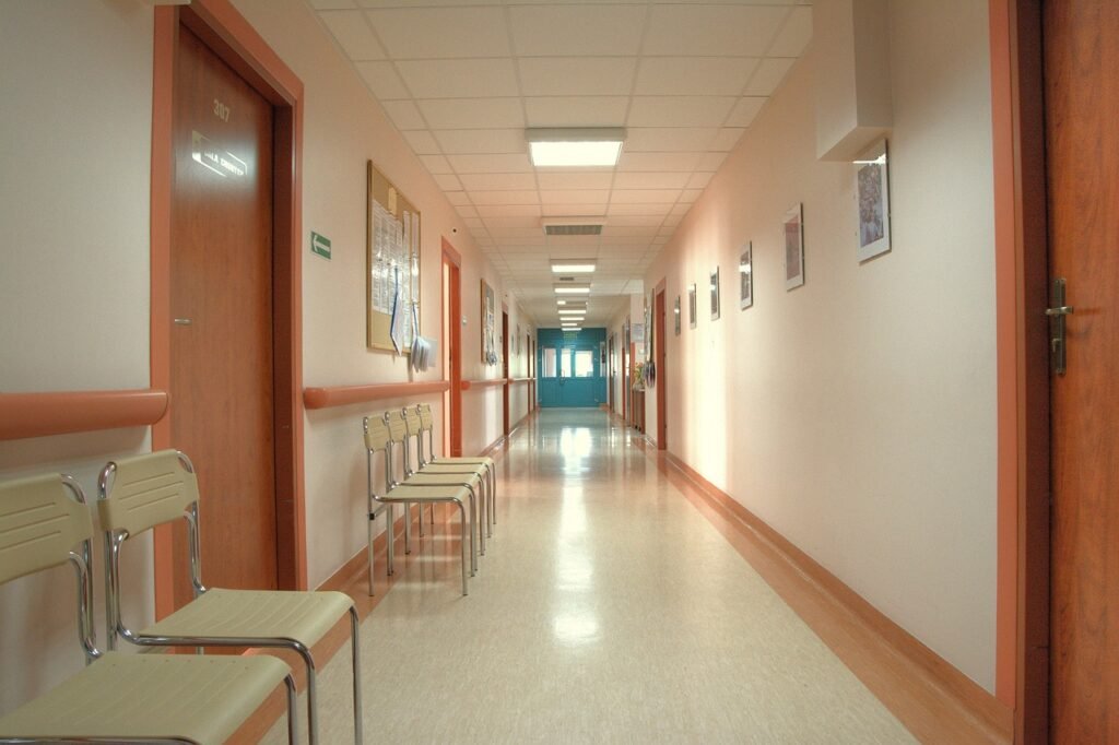 Precipita dalla finestra del reparto psichiatrico dell'ospedale di Barcellona. Assolti due infermieri 2 corridio hospital