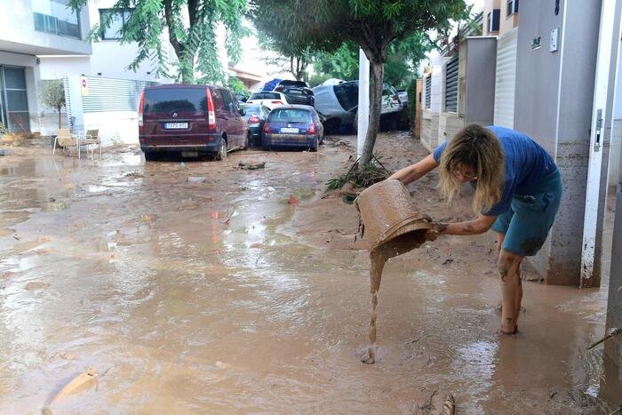 UNA TRAGEDIA - Oltre 70 morti in Spagna per le piogge torrenziali. Una testimone a Valencia: "Il fiume straripato, uno tsunami" - FOTO 8 dana spagna 10