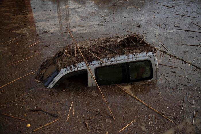 UNA TRAGEDIA - Oltre 70 morti in Spagna per le piogge torrenziali. Una testimone a Valencia: "Il fiume straripato, uno tsunami" - FOTO 10 dana spagna 18