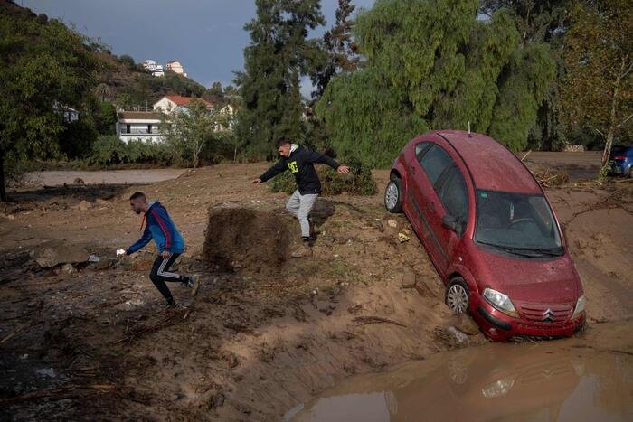 UNA TRAGEDIA - Oltre 70 morti in Spagna per le piogge torrenziali. Una testimone a Valencia: "Il fiume straripato, uno tsunami" - FOTO 6 dana spagna 9