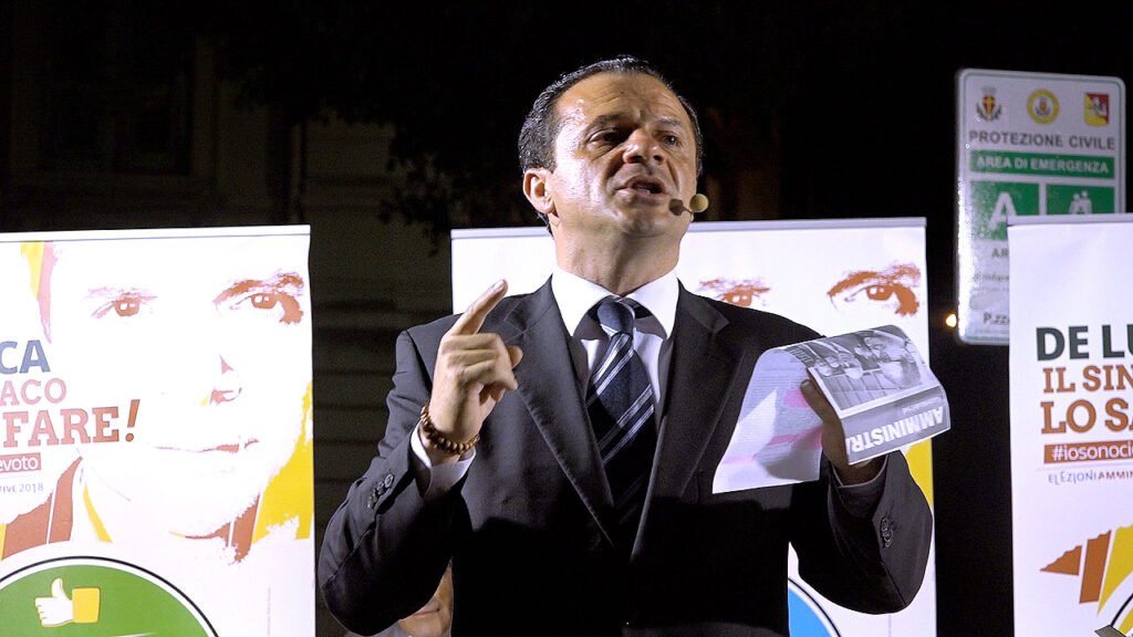 De Luca risponde al Presidente CARDILE: "seduta il 6 per far partecipare la città". La città presente al comizio boccia le dimissioni 2 de luca comizio0