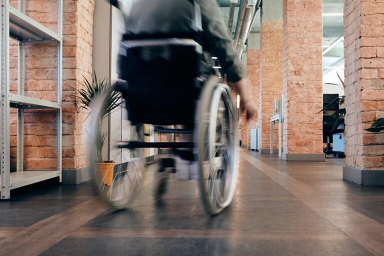 LETTERA APERTA - Messina, l'appello dei lavoratori fragili al futuro sindaco: "Il lavoro agile non è un privilegio, ma una salvezza"