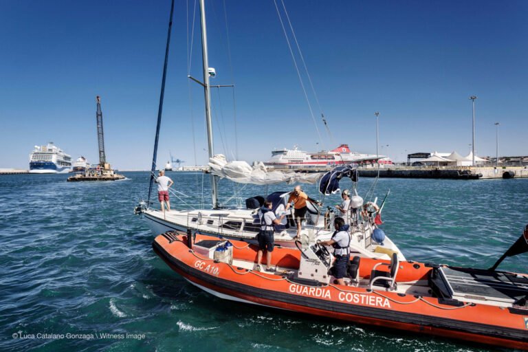 Eolie, principio d'incendio su un catamarano: in salvo le 10 persone a bordo