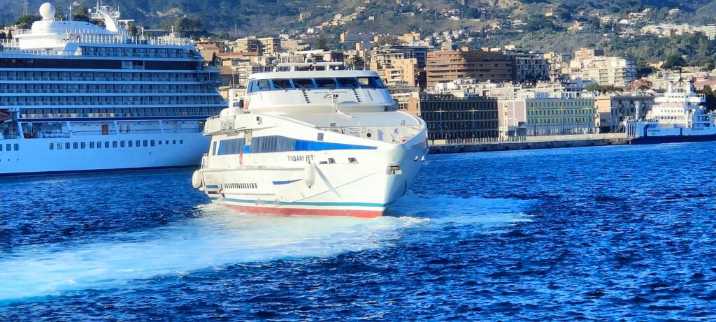 Traghetti sullo Stretto, botta e risposta di fuoco. Musolino inchioda Bluferries: "Numeri alla mano, confermano le mie accuse" 3 imbarco navi veloci 6