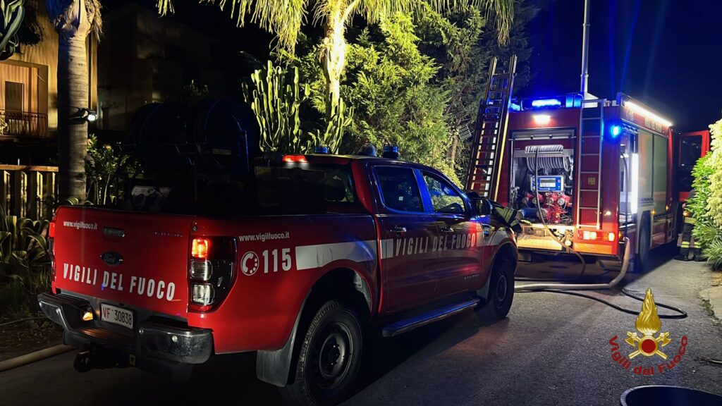 Incendio in abitazione a Barcellona P.G. . Intervento dei VVFF 2 incendio abitazione barcellona pg