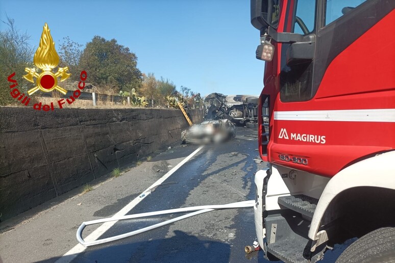 Scontro tra un Tir e un'auto nel Catanese, due morti 1 incidente paterno