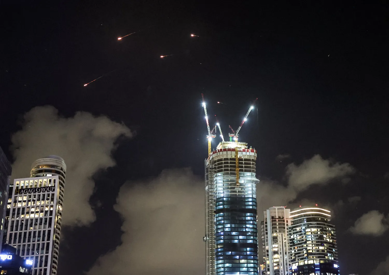 Israele, pioggia di missili dall'Iran e due attacchi terroristici. 4 israele iran attack