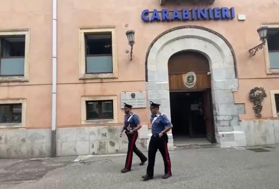 Taormina (ME): Brucia rifiuti pericolosi a ridosso dell’autostrada, 72enne denunciato dai Carabinieri. 1 opreazione taormina 3