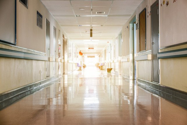 Antonio De Luca (M5S): "Caos sanità siciliana, ora rischiano di esplodere le liste d'attesa. Schifani si muova" 4 ospedale corridoio shutterstock 283216043