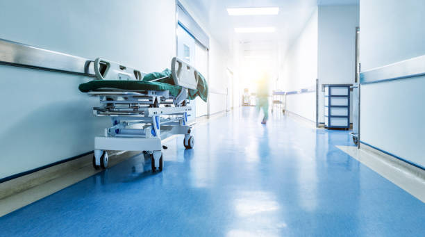 Sanità - Liste d'attesa, milioni stanziati per eliminarle ma spesso usati solo per coprire buchi di bilancio. E c'è chi viene inserito dopo morto. 3 ospedale corridoio