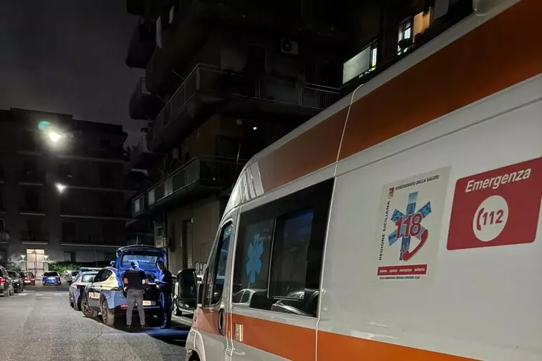 Accoltella la madre che gli nega soldi per crack, è grave 1 polizia ambulanza