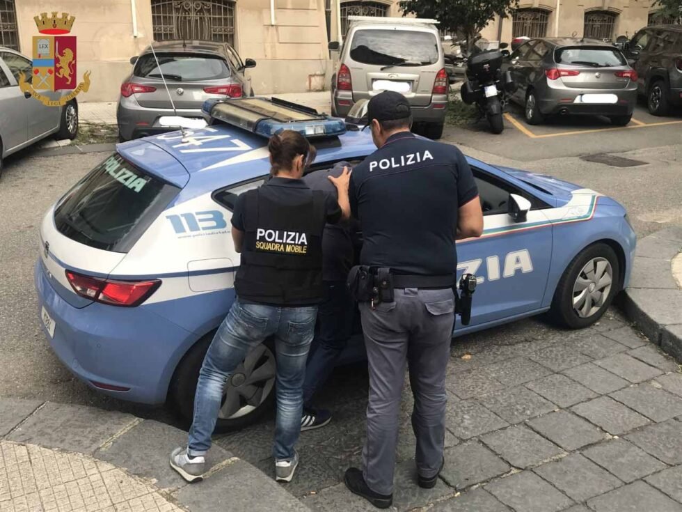 MESSINA - TENTATA RAPINA AL SUPERMERCATO, ARRESTATO ANCHE IL COMPLICE. UN 34ENNE DI REGGIO CALABRIA 1 polizia arresto messina