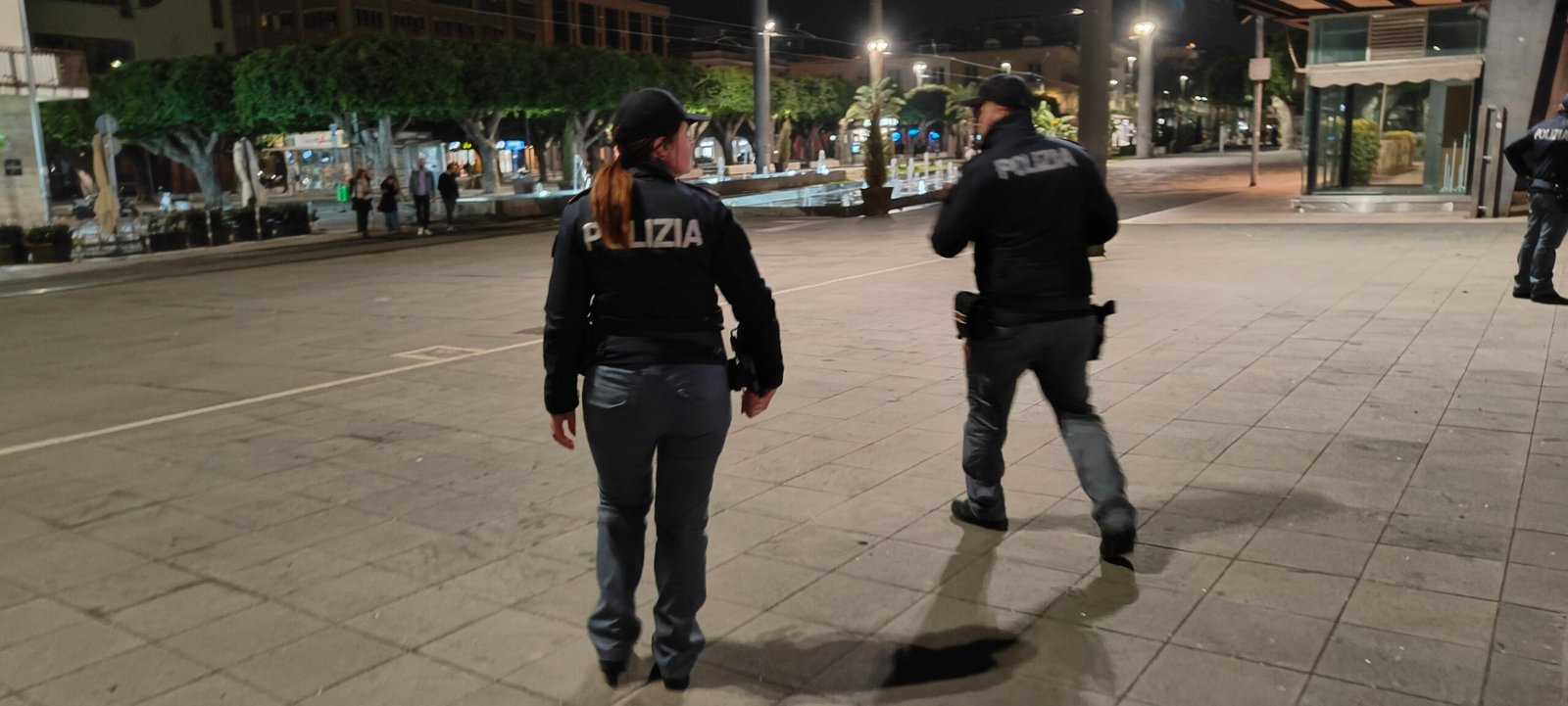 Polizia piazza cairoli