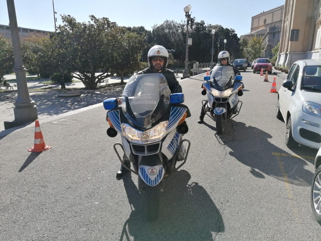 Messina - Piazza Juvara, ennesimo incidente auto contro moto. Ferito lo scooterista 2 polizia municipale scaled 1