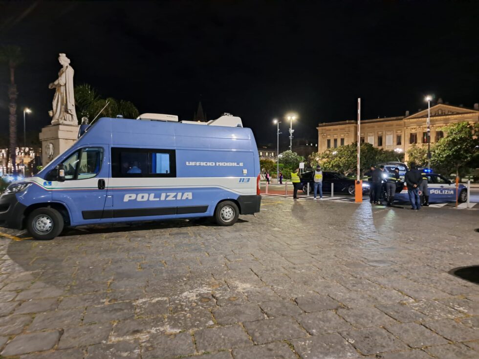 Posti in comunità TRE giovani messinesi minorenni per aggressione di un gruppo di coetanei 1 polizia piazza duomo messina