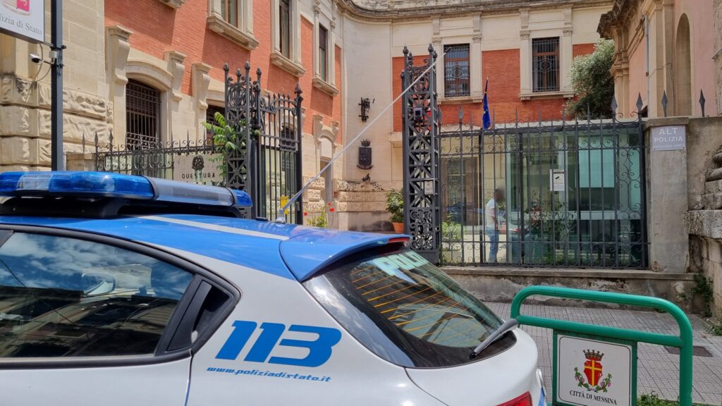 MESSINA, ATTI PERSECUTORI NEI CONFRONTI DELLA NUORA. LA POLIZIA DI STATO ARRESTA SESSANTOTTENNE 2 polizia questore scaled 1