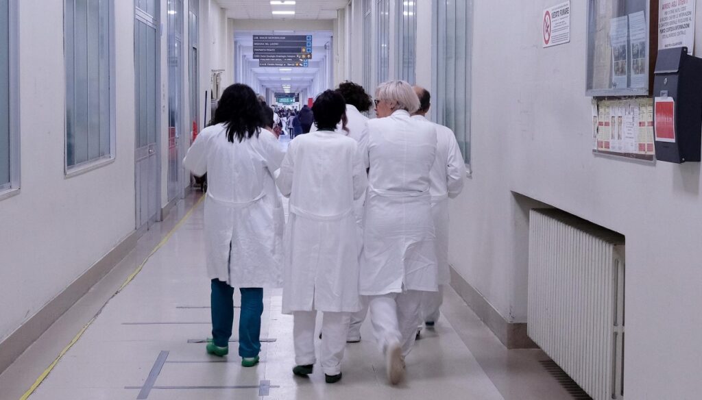 APPROVAZIONE DL CONTRO LA VIOLENZA NEI CONFRONTI DEGLI OPERATORI SANITARI, RUSSO (FDI): “UN ATTO DI DIGNITÀ CIVILE, OLTRE CHE DI GIUSTIZIA” 2 sciopero medici infermieri 5 dicembre