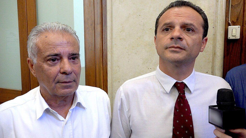 Il crollo di ACR: paradossale chiedere soldi ai commercianti in una città in cui il piano aiuti è stato solo annunciato . Fallimento dell'amministrazione comunale? Ma con tanti bei concerti 5 sciotto de luca