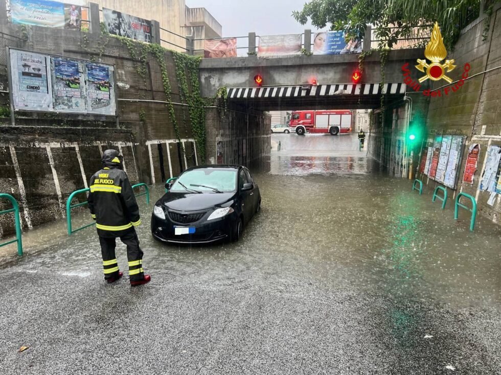 Torregrotta (Me), soccorsa dai Vigili del Fuoco una donna rimasta bloccata in auto 1 vvff torregrotta maltempo