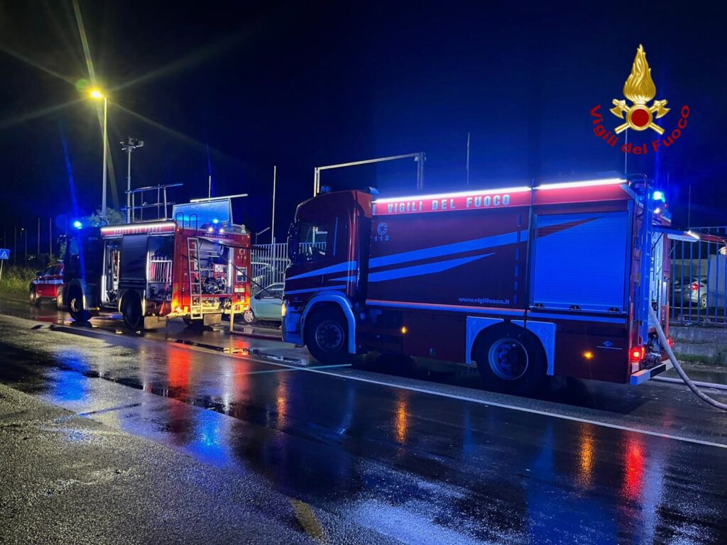 Messina - Mili, in fiamme 6 auto esposte in concessionaria 2 Mili, in fiamme 6 auto esposte in concessionaria