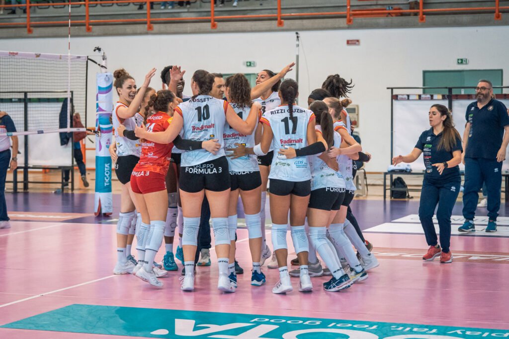 Akademia trionfa nel big-match del PalaRescifina, Macerata superata in quattro set. 3 DSC4750
